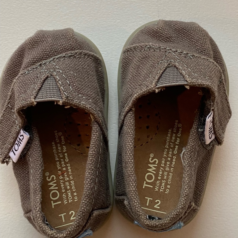 Tiny Toms slip on